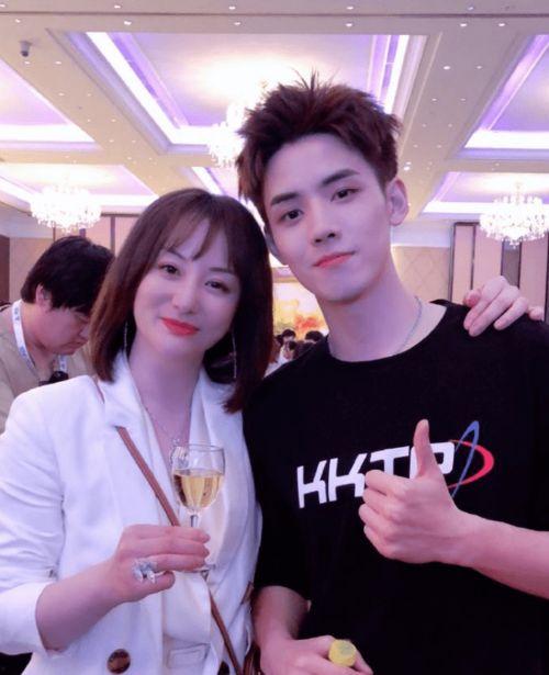 娱乐吃瓜美女被吐槽,吃瓜美女遭遇吐槽风波